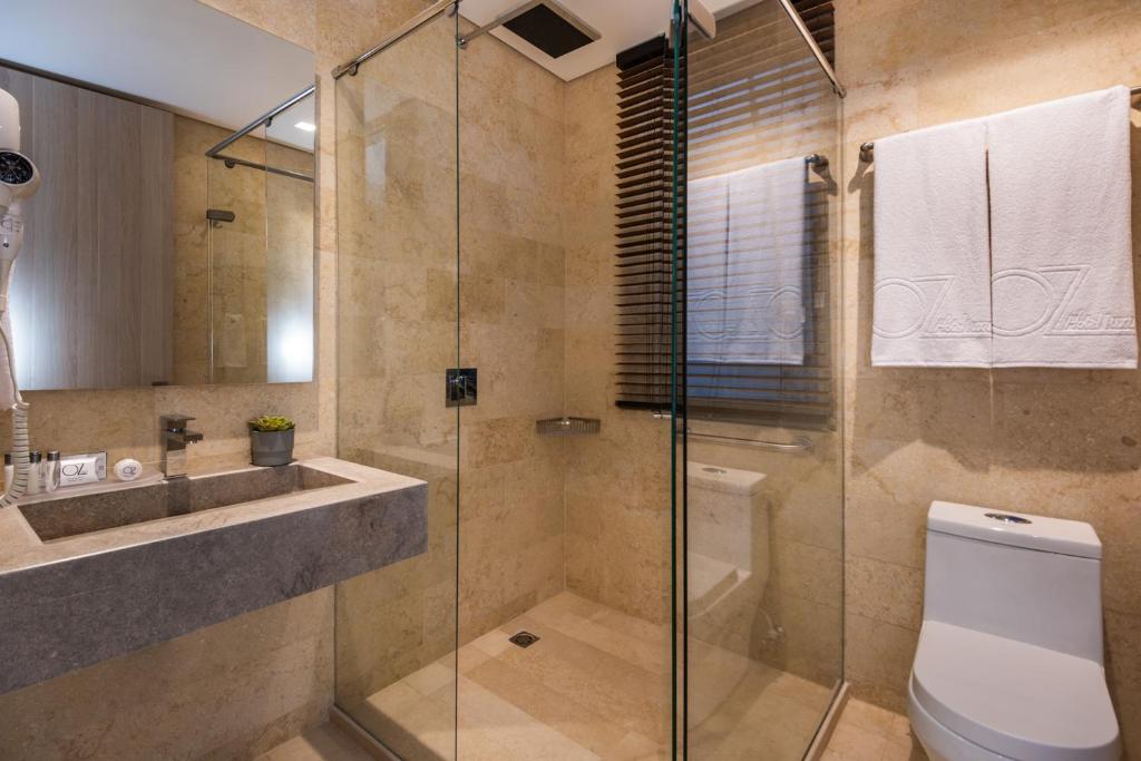 Oz Hotel Luxury bathroom